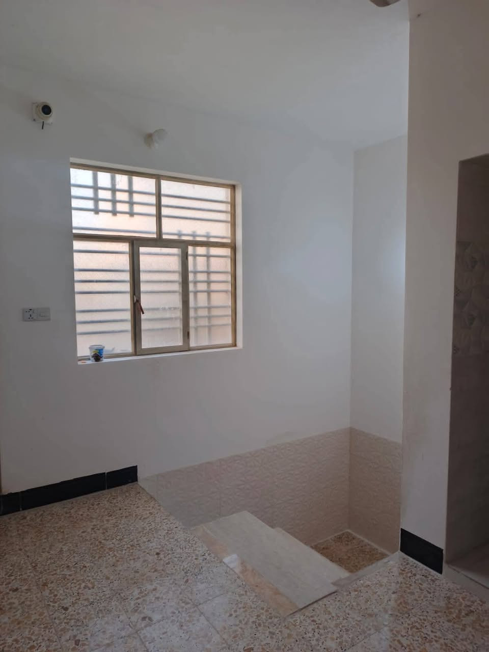 دار للبيع  100م طابق ونص اساس صب السعر 140 بي مجال بسيط بيع او مراوس مع الفرق
نجف حي الحزيره قرب العكاشي 
يحتوي علىٰ غرف وصاله وستقبال ومطبخ وصحيات 
وطابق الثاني غرف وصاله وصحيات ***********
