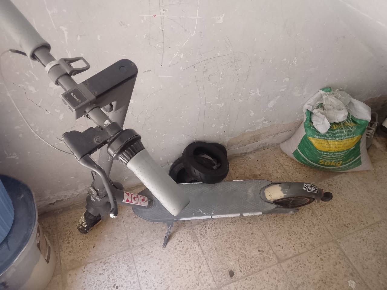 سكوتر للبيع نقصة تاير ويده مالة مشي
***********

