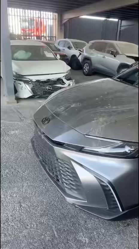 السلام وعليكم سيارة كامري موديل 25 السيارة مثل ماواضحة صور الحادث فول مواصفات xse السيارة واصلة عمان حاليا تكدر دخلة على شمال او على بغداد السعر 210 وبيه مجال قليل للاستفسار الاتصال ‭٠٧٧٢ ٢٠٥ ٣٦٥٥‬
