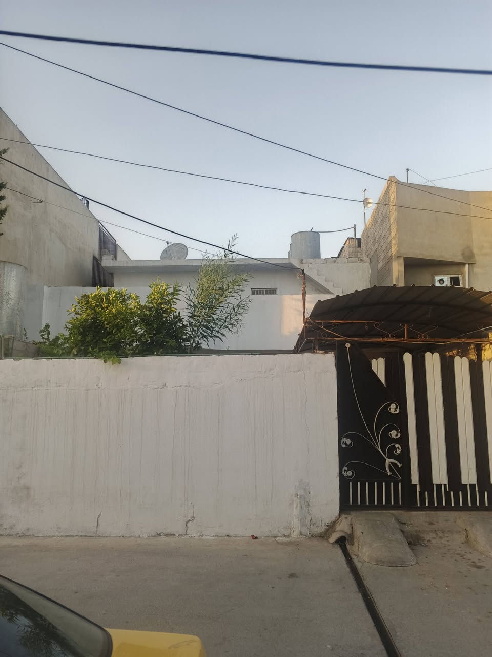 * موصل حي  الزهراء قرب جامع البينه 

- *المساحة*: 210 متر مربع  

- *نوع الملكية*: طابو صرف حديث، سنة 2025  
- *البناء*: طابق ونصف،( تصميم غرفتين هول حمام 🛀 طابق الثاني  ) 
- *الأرضيات*: كاشي بالكامل  طابق ثاني بورسلين 
- *الترميم*: تم ترميم البيت بالكامل سنة 2010  
- *الحالة*: البيت نظيف ومرتب، جاهز للسكن المباشر

الدار موقعها مناسب والسند أصولي 100%. 

السعر: عند الاتصال  
للاستفسار والمعاينة: ***********
