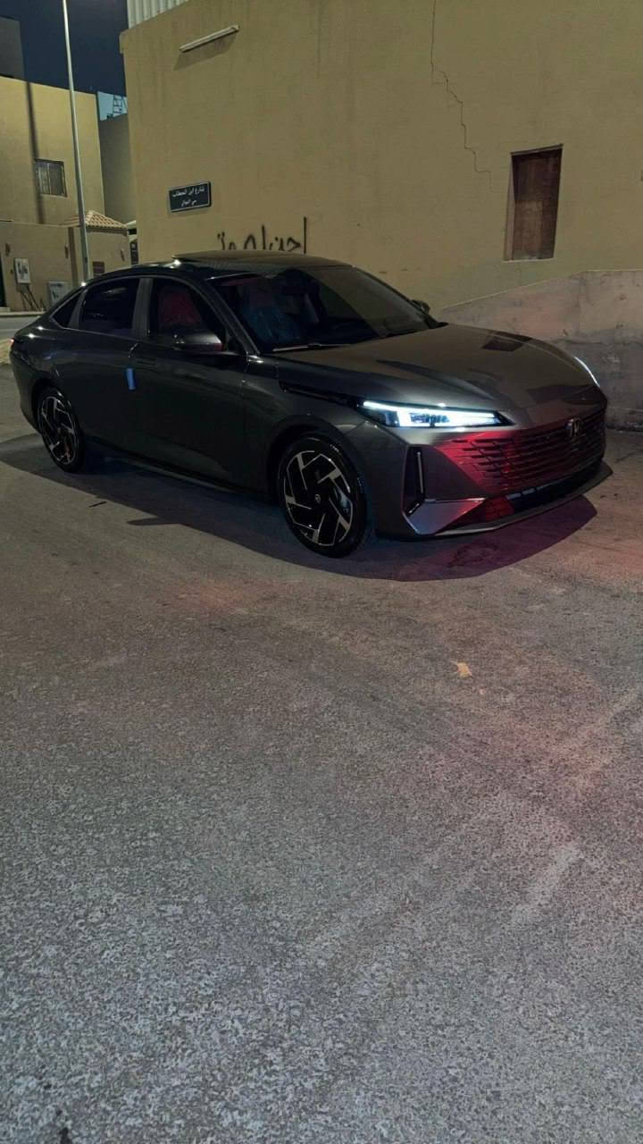 شانجان ايدو بلاص 2025 
ممشى 27100 
سياره vip لو اشرحلك لباجر مواصفاتها متخلص مكفول من صبغ فقط  باب خلفي ضربه مثل ماموضوح بالصوره من ورا ابو دراجه مكاني بغداد الشعب رقم هاتف ***********
