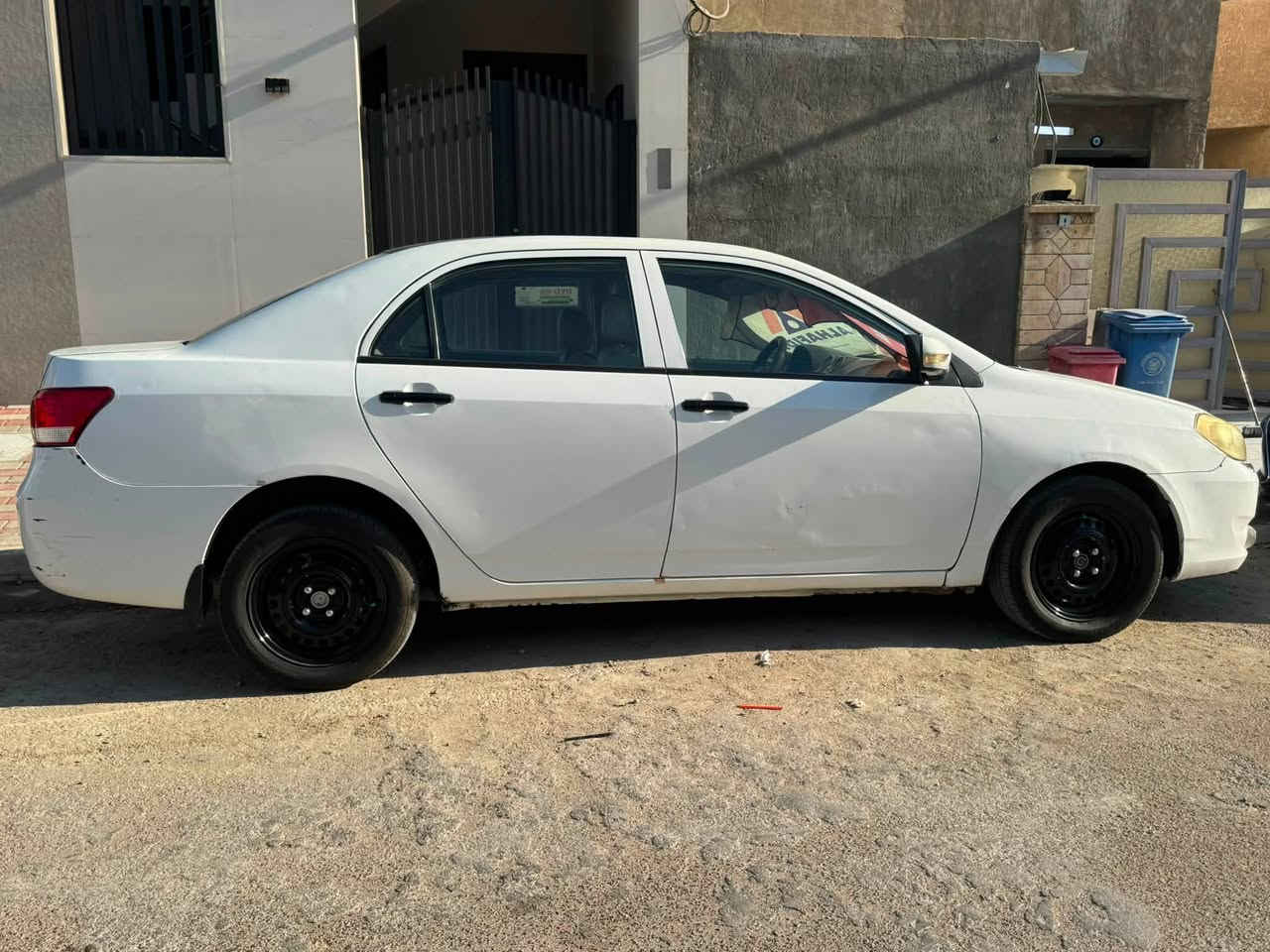 السلام عليكم
بي واي دي g3 موديل 2013 للبيع فقط
رقم بغداد باسمي جانيها  ٧ سنوات
 مابيها صبغ فقط بيها اثار جراد  الكلير
شاشه وسماعات اربع جدد عالي 
بصمه وسلايد داخل جلد 
لايتات عالي  ناصي زنون 
تخم تاير جديد 
كهربائيات كلها عل بلاد
ملاحظة مكينه من اشغل صبح تطلع  دخان شويه ويختفي.
تبريد العام شغال هسه نقص فريز
السعر 50
***********
مكاني بغداد/ السيدية
