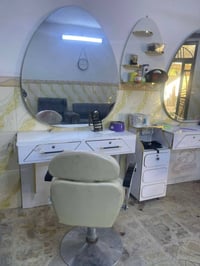 غراض مركز كامل للبيع كراسي 3 مرايات 3 كومدي 2 رف تعليك 2 سديه 1 جهاز ب...