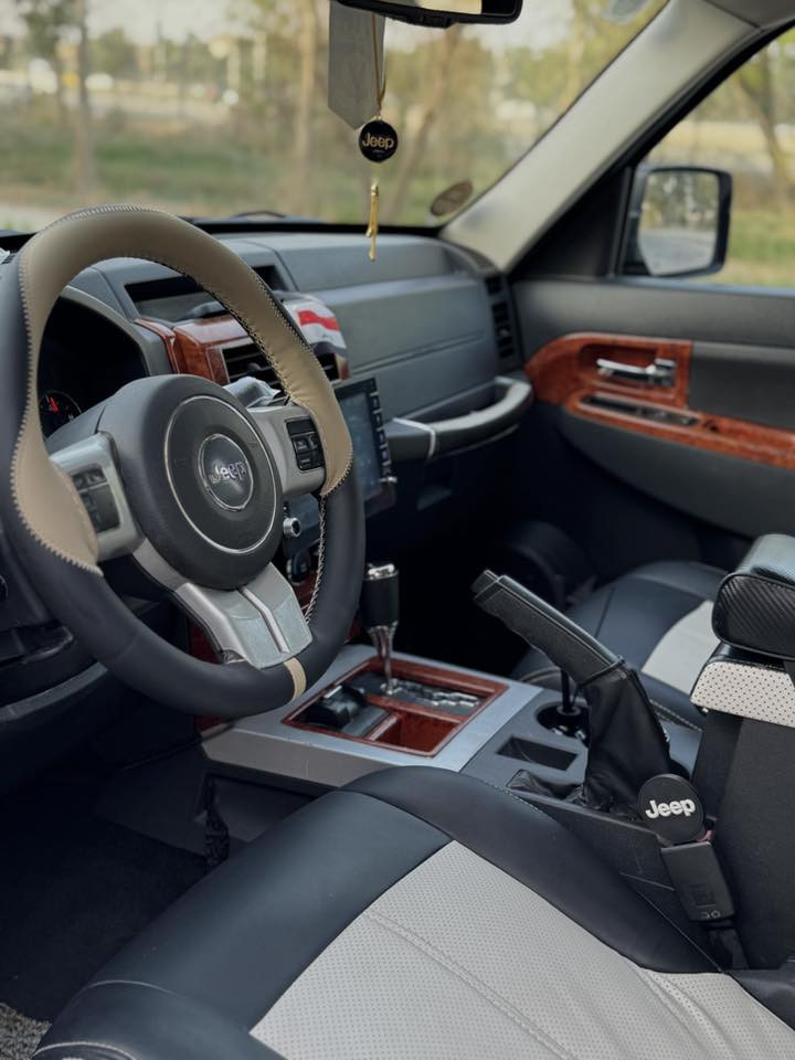 السلام عليكم جيب لبرتي 2012 كلين تايتل ماشيه 80 الف  LATlTUDE فول موصفات كفاله عامه ع فحص الجهاز سياره جديده لوك مكفوله كفاله عامه من جميع النواحي 
كشنات جلد تحكم ستيرن 4 جهات ويل كروم ترايش نيكل حساسات خلفيه شاشه اعطال كروز سرعه 
فور ويل محرك 6 سلندر 
وبعد بيها هواي موصفات 
سبيرها وعدتها وكتلوكتها 
وسويجتها مال الشركه عدد 2
( رقم بغداد انكليزي الجديد)
            السعر 116 
المكان بغداد الستفسار 
     ***********
