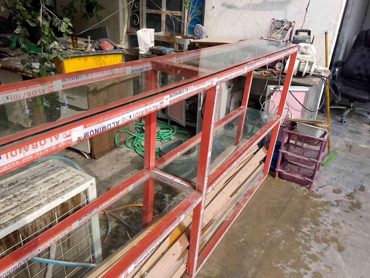 معرض محل مع ميز حديد وميز مكينه خياط  الزبير السعر 160 الف ***********
