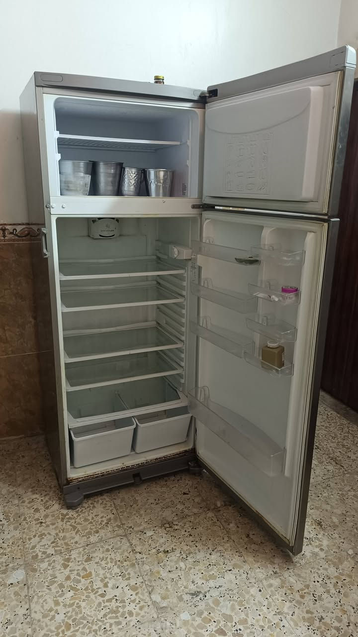 ثلاجه حجم البيع نضيفه مابيه ايشي ماصاله هواي من اخضتها بعدهي بجيسها نضيفه كلش وتجميده فول البيع سعره 250 وبيه مجال مكان بغداد رقم ***********

