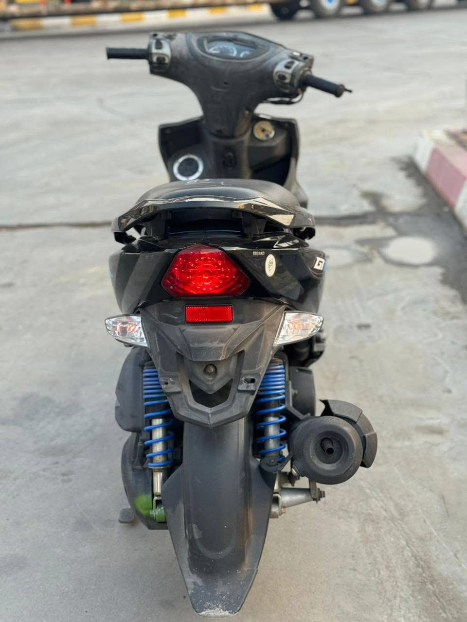 السلام عليكم 🫡 دراجه جيتي آر كفاله عامه ختم واحد ويه الامكينه ماشيه 8  ألف بس شلعه تشك الاكاع مكاني بغداد سعره ١١٠٠ وبيه مجال رقم *********** وتساب مفتوح
