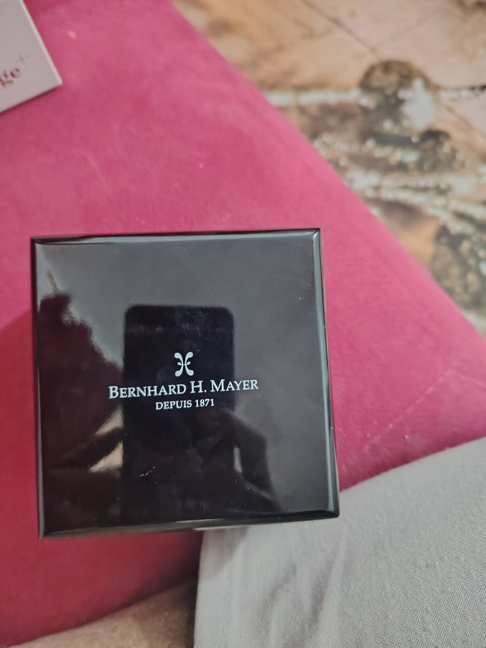 السلام عليكم جديد اج ماير نسائي 
الزجاج كرستال مقاوم للخدش 
السوار مقاوم للصدا
القطر 27.5
مقاومه للماء 50 متر
الصنع سويسرا اصلي
اعلا سعر ابيع
*********** ناصريه
