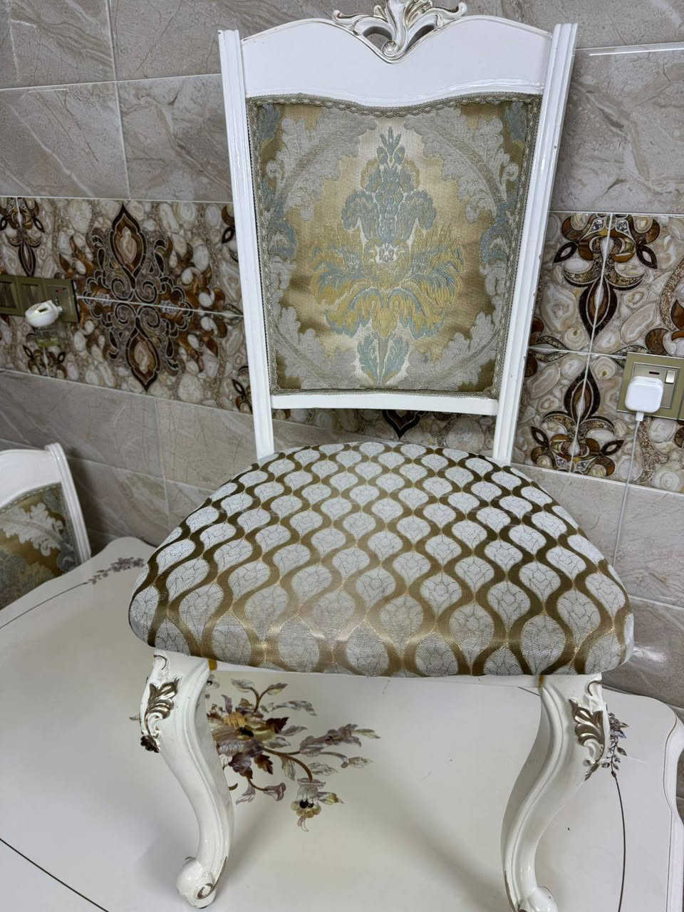 ميز طعام زان مصري نضيف جدآ ويا 4كراسي السعر 150
العنوان ١٥٠
مكانه حي الضباط الاولئ 
***********
