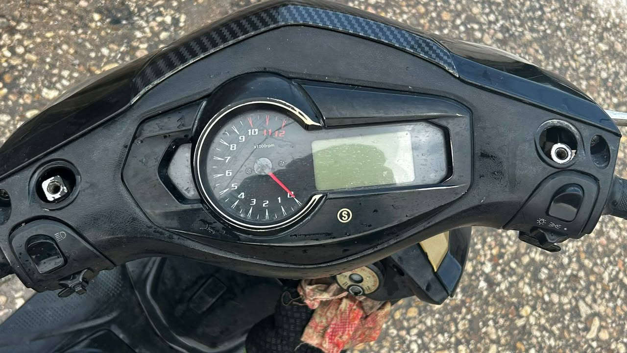 السلام عليكم دراجه سكنس للبيع مامفتوح برغي بل مكينه شخط مابيهه مكان الدراجه كربلاء حي الغدير يم السوك مال حي البعث موديل 2024 السعر 700 وبيهه مجال ***********
