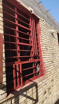 بسم الله الرحمن الرحيم تنضيف شبابيك وصبغ زنجاري  وصبغ أساس            ...