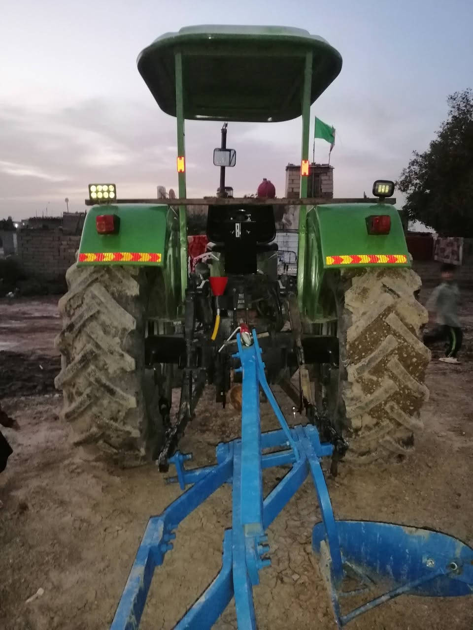 السلام عليكم كاروبه سيرت نضيفه شرط الشغل تجي تفحصها شرط مع معداتها خرماشه فدان ديچر الشراي يتصل على هذا الرقم وبي خير ويدلل ***********
