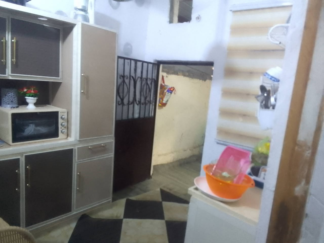 السلام عليكم ورحمه الله وبركاته بيت طابقين في بابل ابو خستاوي مساحته 100م طابقين كامل بعد عن الشارع 500متر شارع تبليط السعر 46 وبي مجال

***********
