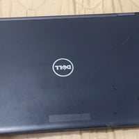 لابتوب Dell هاي مواصفاته موجودة بصور  مكاني شارع المغرب  السعر ٢٠٠ وبي...