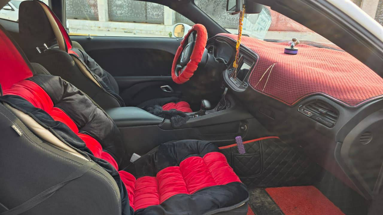 السلام عليكم
للبيع فقط 
جالنجر موديل ٢٠٢٣ فئة sxt عليها بنيد ودعامية gt 
السيارة ماشية ١٢ الف حادث السيارة جاملغ الايمن فقط تبديل بامريكا بالشركة دودج وبيها بارد قليل وصورة الحادث موجودة 
محرك ٦ سلندر 
الحادث بدون لغد او شاصي شرط شرط شرط السيارة جديدة بمعنى الكلمة بدون رقم مكان السيارة بغداد الدورة قرب كلية الفارابي والسيارة داخلة خاص اللي والسعر ١٨٥ وبيها مجال للصداك واللي يتصل مو يراسل خاص ويتعامل بالتعليقات للتواصل الرقم *********** او ***********
