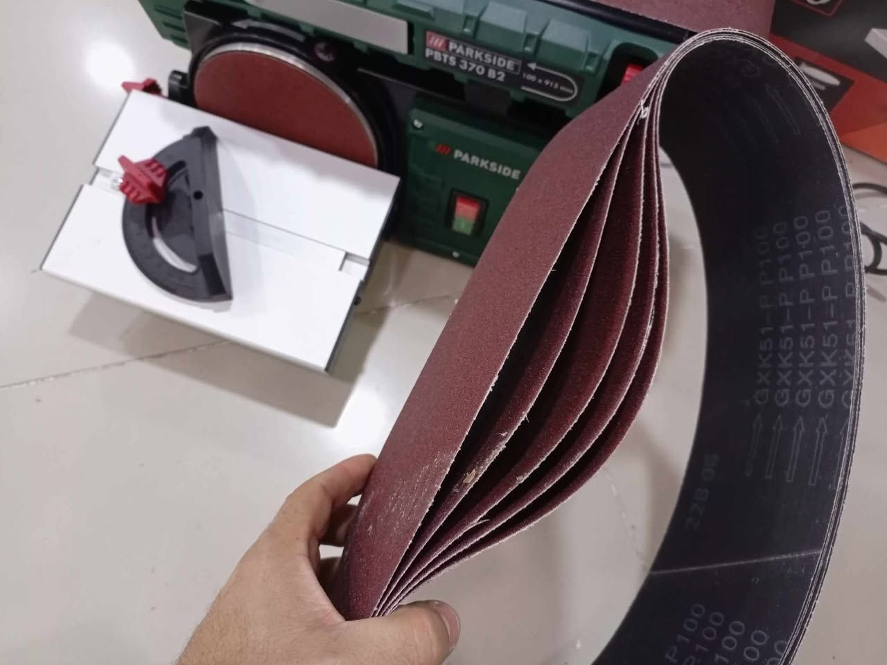 كود منتج 30295 
سنفرة ثابتة كهربائي شريطي قياس 100في915 ملم و مدورة 150 ملم قوة ماطور 370 واط ويها 5 اشرطة احطياط ماطورها نحاس جدا قوية ما تتوقف اب سهولة عند استعمال ماركة بارك سايد جديد لوك
سعر: 105 الف
سعر شريط كاغد: 3 الف
0770 258 1737 واتساب محل من ساعة 9:00 AM الى 6:00 PM 
*********** واتساب رسائل فقط 24 ساعة
