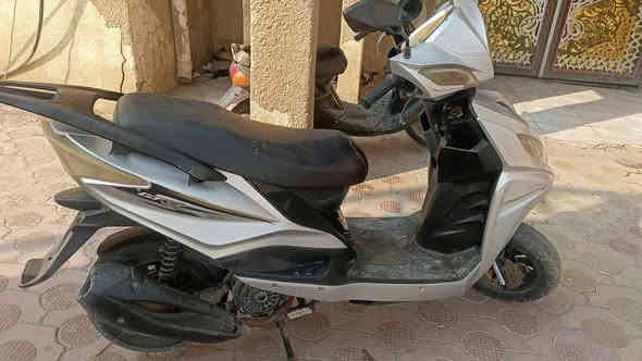 السلام عليكم
دراجه جامبو  للبيع دراجه جاهزه نضافه نفس بصوره كهربايات كلهة شغاله عوزه فقط باتري مفتوحه مره وحده شرط سعرهة 400وبيهة مجال حك الجيه ومو شراي لا يراسلني مكان الدراجه رميثه
وهاذا رقمي لل اتصل 
***********
