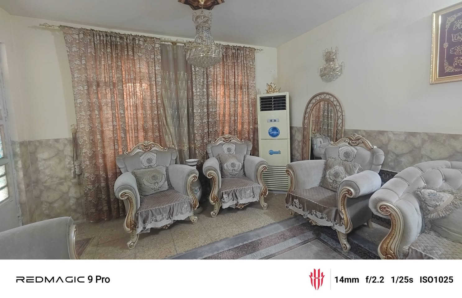 سلام عليكم دار للبيع مساحته 200 م واجهة 10 نزاله 20.  طابقين 4 غرف منام حمامات 2 صحيات 2 مخازن 3 استقبال وحولي ومطبخ وكراج يضم 3 سيارات اضافه 100متر تشجير يحتوي ع محل مطل ع شارع رئيسي شارع السبيس مقابيل الضباط التفاصيل خاص
رقم
*********** 
***********
