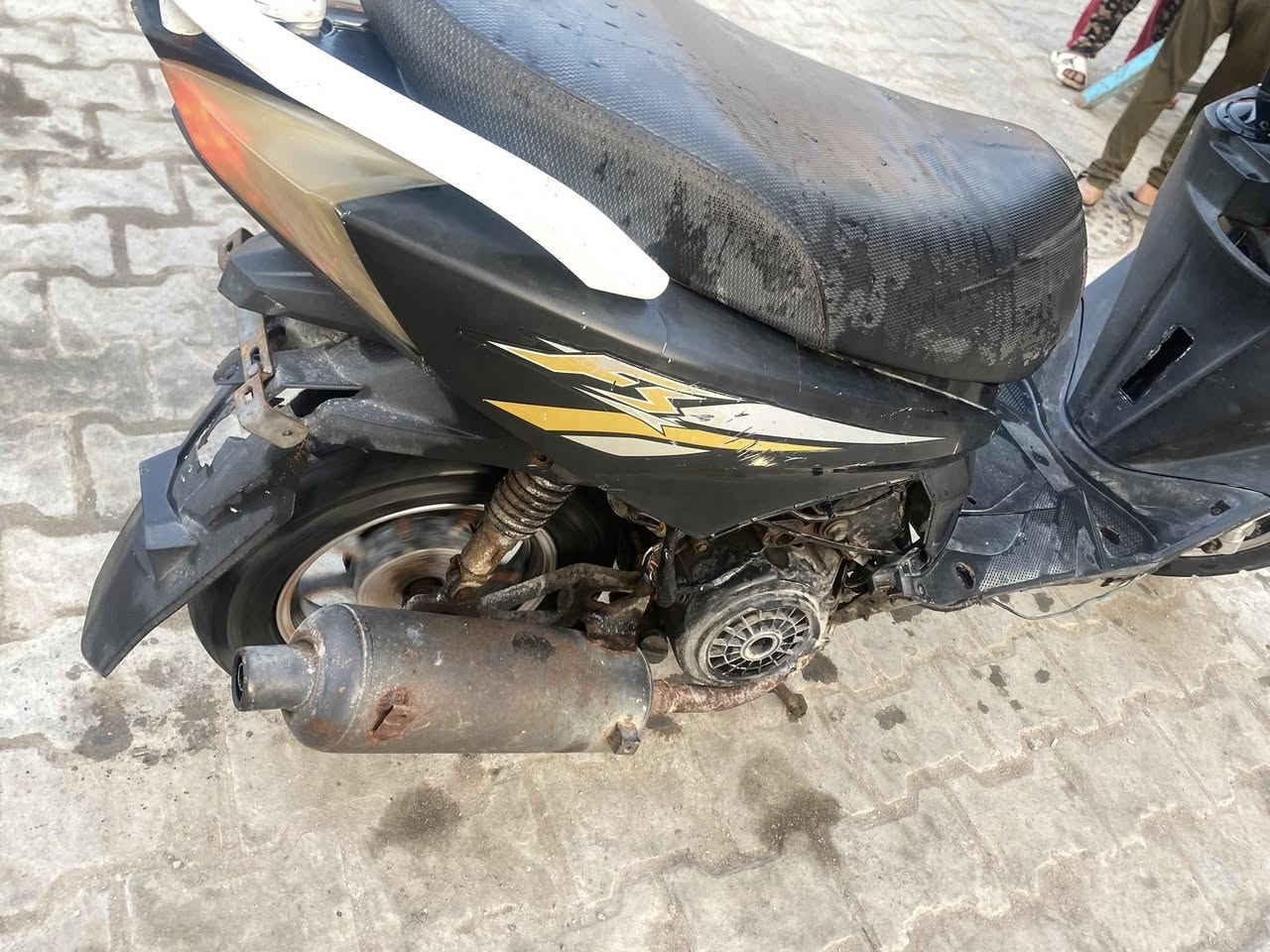 السلام عليكم                                                                               

ماكس صيني الدراجه نضيفه من ناحيه مكينه ما مفتوحه ونضيفه بشكل وكفرات موجوده بس كفر واحد عوزها والدراجه سلف فقط بدون هندر ومكفوله من السرقه وكلشي 
للاستفسار ***********
