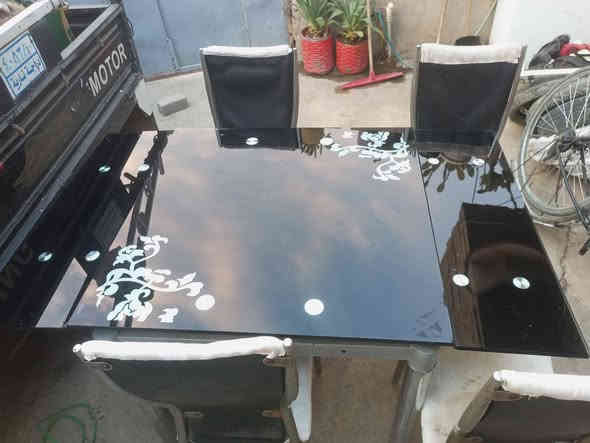 ميز مع كراسي عدد 4 مابي اي عيب سعر 50الف***********
