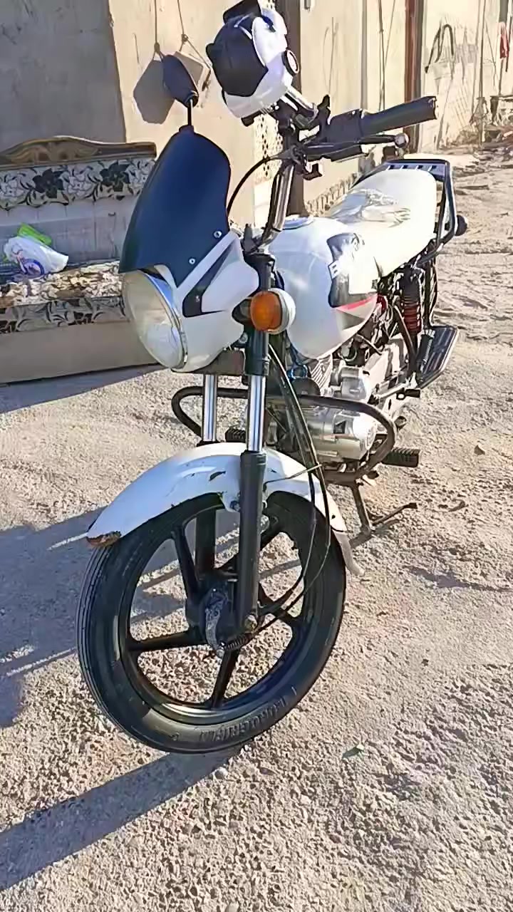 للبيع دراجه بوكسر  موديل 2022 بهيه محرك مبدل سوته  جديد وياه المحرك مالتهه بس محرك  قديم يرادله بس تجفيت   دراجه رقم وسنويه. راعيه يرد تحويل وتجي وشوفه عنوان الطويسه قرب الجسر الحمر رقم*********** وتساب الي ريدخابرسعرمليون 500 بيه مجل
