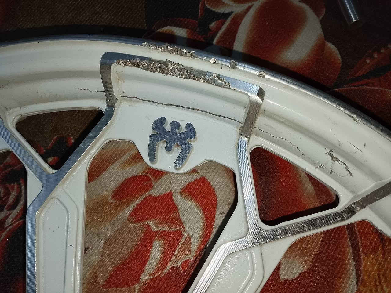 السلام عليكم غراض سيفان شركة زوج ويالةالأمام بي عواج بسيط كلش والخلفي مفطور  مثل ما موضح بالصورة ثنينهن حجم18+صينية دسك حجم كبير +عنبار جهة يساااارر مو يمييين.... العنوان كربلاءطويريج ناحيةالخيرات.. هذا رقمي اتصل وبيك خير وتدلل ***********
