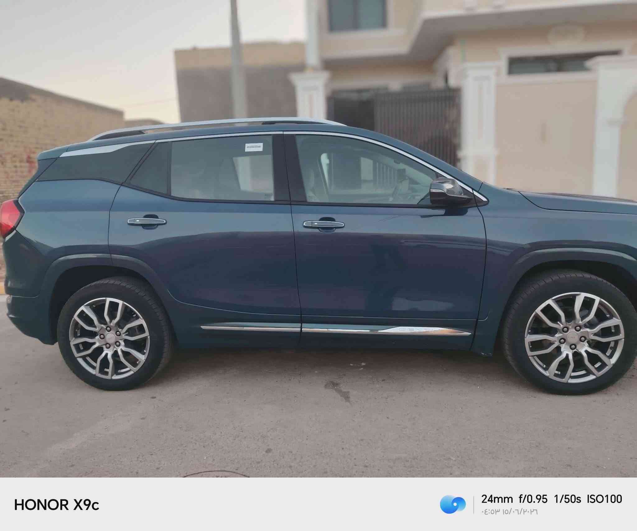 السلام عليكم ورحمة الله وبركاته 
جيمس تيرين دينالي 2024 (GMC Terrain Denali) وارد أمريكي 
 * **الفئة:Denali (فول مواصفات، أعلى فئة).
 * **الموديل:2024.
 * **العداد: 99 كيلومتر قابل للزيادة 
 * **المحرك: 1.5L تيربو / دفع رباعي مستمر (AWD).
 * **الرقم:** مرقمة أربيل 
 * **اللون: نيللي مميز
 * **المواصفات:بصمة، شاشة وكاميرا، كراسي جلد بيج (تدفئة وتبريد)، رادارات كاملة، صندوق كهربائي (جك).
 **الضرر: حادث خلفي فقط (تصليح درجة أولى نظيف جداً)، ايرباك سليم، دواخل وشواصي أمامية بشرط الفحص 100%. صور الحادث مرفقه 
**السعر المطلوب: 215 ورقة ($21,500) قابل للتفاوض 
**مكان التواجد: محافظة ميسان 
**للتواصل واتساب ***********
