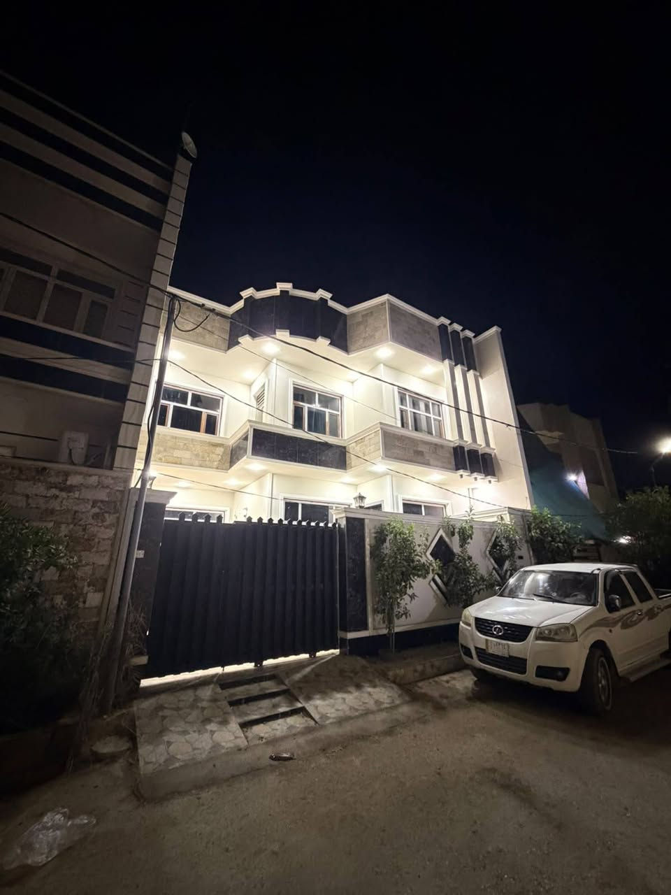🏡 منزل حديث للبيع – جاهز للسكن الفوري 🏡
الموقع: بعقوبة، منطقة دور الزراعة / الثانية.
المساحة الكلية: 130 متر مربع.
الأبعاد: الواجهة 10 أمتار | النزال 13 متر.
نوع البناء: بناء حديث (درجة أولى)، جاهز بالكامل بأعلى مواصفات الجودة والتشطيب.

📐 تفاصيل وتقسيم المنزل (طابقين):
🔹 الطابق الأرضي:
كراج سيارة أمامي.
تواليت خارجي إضافي للضيوف.
صالة استقبال واسعة.
مطبخ حديث متكامل.
صالة داخلية (حولي) للمعيشة.
غرفة نوم .
مجموعة صحيات داخلية متكاملة ومجهزة بالكامل (مغاسل + تواليت غربي + حمام).
عدد (2) منور لضمان إضاءة طبيعية وتهوية ممتازة لكافة الأركان.

🔹 الطابق الثاني:
صالة داخلية (حولي) إضافية.
غرف نوم عدد (2) بمساحات ممتازة.
مجموعة صحيات متكاملة ومجهزة بالكامل (مغاسل + تواليت غربي + حمام).
سطح أول يحتوي على مساحة فارغة مجهزة (تأسيس مكان للغسالة).

🛠️ المواصفات الفنية والخدمية (جاهزية مطلقة):
الكهربائيات والصحيات:
تأسيسات كاملة ومتكاملة من الدرجة الأولى وبأجود المواد، مع تجهيز كامل لكافة دورات المياه والمغاسل.
المنظومة المائية: 
يحتوي البيت على (2) سخان مياه، ماطور مياه،
وعدد (2) خزانات مياه علوية.
الحالة: البيت نظيف جداً، متكامل الخدمات من كل النواحي، وجاهز للسكن فوراً.
📞 للاستفسار ومعاينة البيت:
يرجى الاتصال : 
***********
***********
