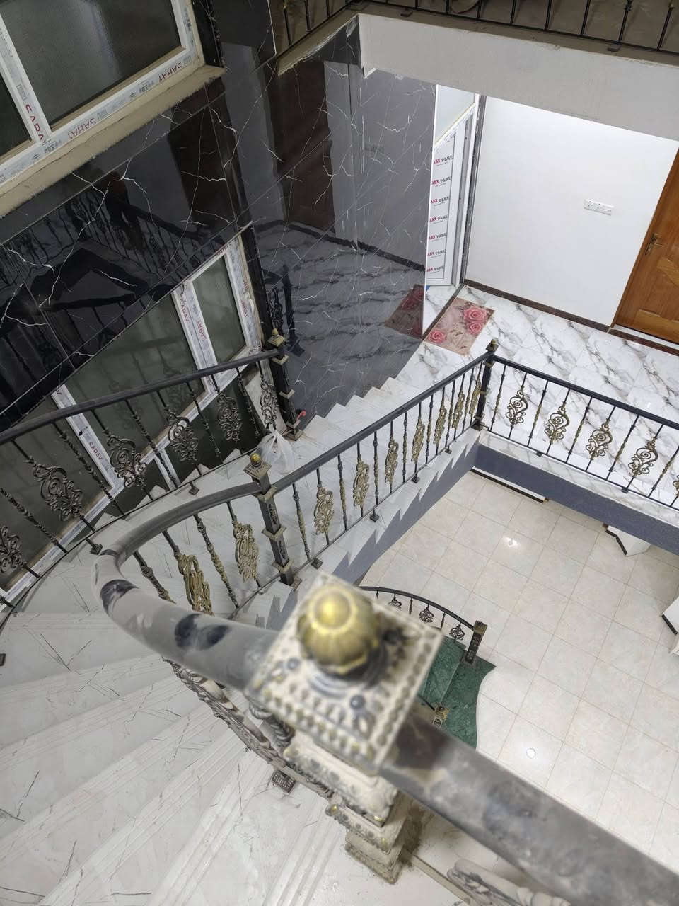 دار طابو صرف للبيع مساحته 200 متر 10×20 بناء 2025 طابقين يحتوي الطابق الارضي على غرفتين نوم ومطبخ واستقبال وهول كبير ومجمع صحي .والطابق الثاني غرفتين نوم ومجمع صحي البيت يحتوي على سطحين وبيتونه كبيرة وصحيات خارجيه  ايضا ..موقعه في المهندسين خلف التجاري 
مباشرة مقابيل منفذ ابو حنين  ...  علما ان الدار مطلوب اسكان 50 مليون وللاستفسار اكثر  الاتصال على الرقم *********** ..
