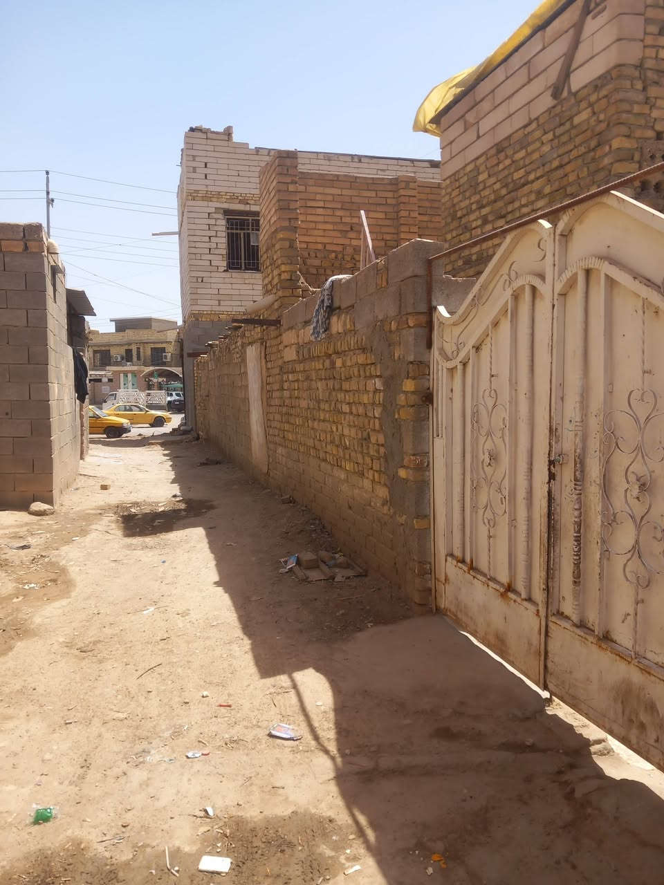 الدار 🏠 للبيع مساحة 200 متر على شارع عام الواجه 10 ول نزال 20 البيت رقم واصل لل بلديه البيت بناء 2016 عكاده 
البيت بي بناء 5 غرف وستقبال البيت طابق او نص البيت تجاري 
البيت بي تلاثه غرف جوه او استقبال او بي ثنين ساحات طرمه 
او بي مطبخ جبير كلش او اثنين مرحاض او حمام جبير كلش 
يعني البيت جبير كلش مال عائله جبيره العنوان محافظة ميسان العماره حي الكرامه الدبيسات  *********** تفاصيل أكثر
