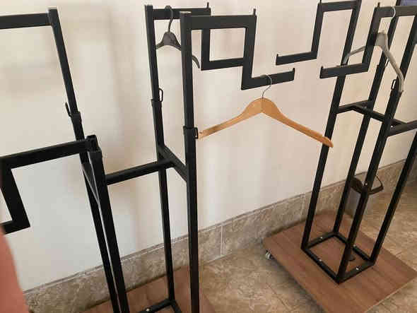 ستاندات ملابس محل ثنين كبار متحرك واحد ثابت يعني 3 جدد نظيفات كلش العنوان هڤلان قرب شارع الاسايش السعر 75 الف للاستفسار خاص او واتس أب 
***********
