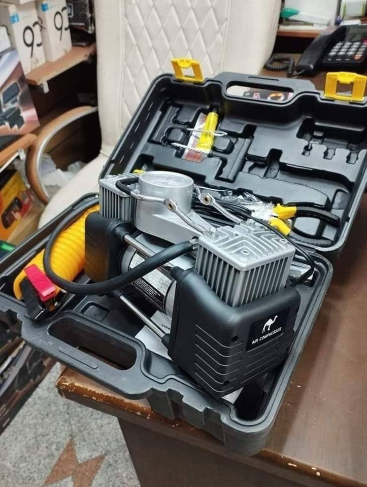 منفاخ الجمل 2 بيستم الأصلي معاه مفكات وبنسة وعدة إصلاح كاوتش
الدفع عند الاستلام
الشحن لجميع المحافظات
لو معاك عربية وبتسافر كتير أو حتى بتتحرك جوه المدينة، لازم يكون معاك كمبروسور هواء يعتمد عليه. كمبروسور 2 سلندر 628-4x4 سريع وقوي وبيملى الكاوتش في وقت قصير بدون ما يسخن، وضروري في شنطة أي عربية للطوارئ.
⭐ المميزات
موتور قوي 0.25 حصان أسرع من الكمبروسورات العادية
جسم ألومنيوم بزعانف تبريد ضد السخونة
2 سلندر ستانلس ستيل لضخ أقوى وأسرع
خرطوم 6.5 متر يوصل لكل العجل بسهولة
عداد ضغط دقيق
مفتاح حماية يفصل عند ارتفاع الحرارة
توصيل مباشر بالبطارية بكلبسات قوية
مناسب لنفخ كاوتش العربيات، العجل، الكور، العوامات، القوارب المطاطية والاستخدامات المنزلية.
⭐ محتويات العلبة
كمبروسور 2 سلندر
شنطة تخزين
خرطوم 6.5 متر
كلبسات بطارية
إبر ووصلات نفخ
عداد ضغط
عدة إصلاح كاوتش كاملة (مبرد، إبرة فتيلة، صمغ، فتايل، زرادية، كتر، 2 مفك فلات وصليبة)


**إذا كنت صاحب هذا الإعلان وتريد حذفه لأي سبب، رجاءا أرسل رسالة إلى الدعم الفني**