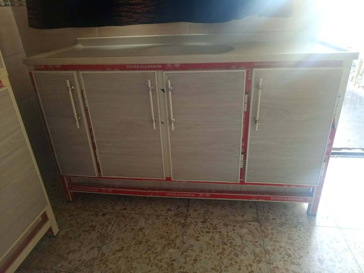 السلام عليكم عندي هاذ الكوانتر بعد جديد صاله 2 شهرين من اخدت نضيف بس بي ضر واحد بل باب  الرقم ***********
