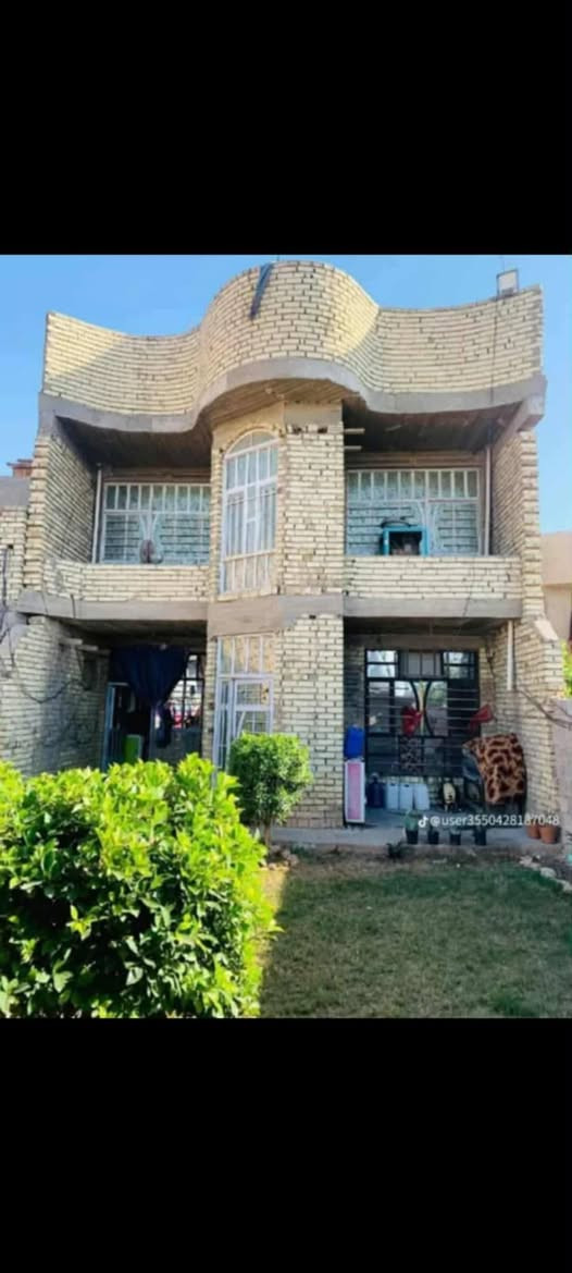 دار للبيع في المدائن فلكة سلمان باك قرب الفلكه على شارع تجاري المساحه ٤٢٥ متر طابقين يحتوي الطابق لاول غرفتين وستقبال وصاله ومطبخ وصحيات داخليه وخارجيه الطابق الثاني غرفتين وصاله صحيات والحديقه وكراج يتسع مساحه كبيره وشراي يدخل خاص او يتصل بهذا الرقم ***********
