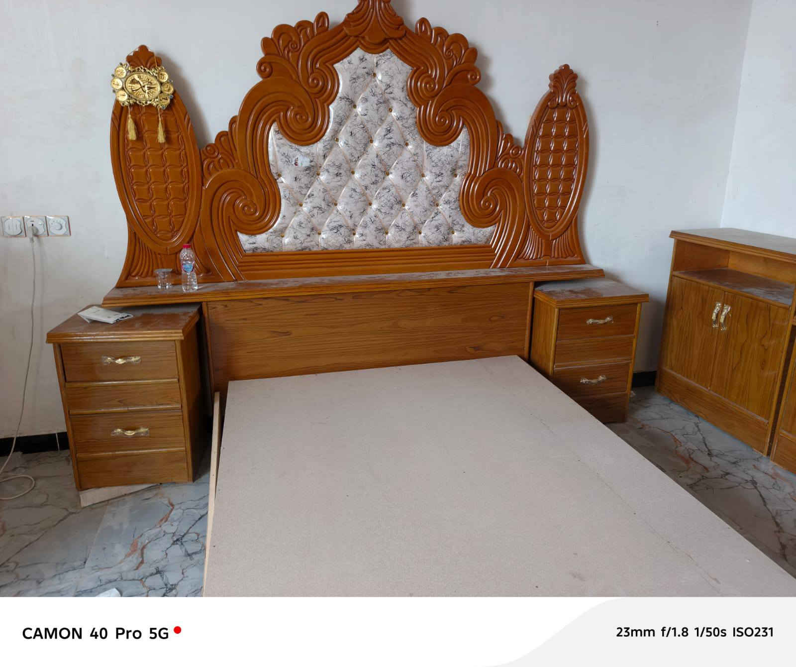 السلام عليكم ورحمه الله
غرفه نوم نجاره جديده مامستخدمه 
مثل ماشوفون كدامكم السعر  مليون وقابل لتفاوض
***********
