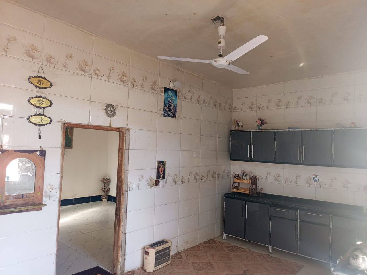 السلام عليكم. بيت للبيع  مكان كوت حي الجوادين المساحه 165
***********
