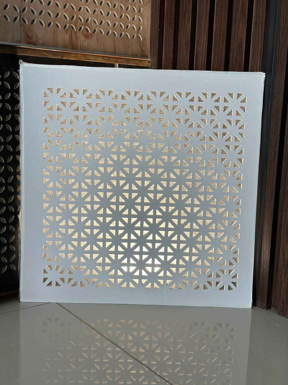 السلام عليكم يوجد سقف  جبس  كافه الاوان  يوجد توصيل جميع المحافظات.      جمله فقط
***********
