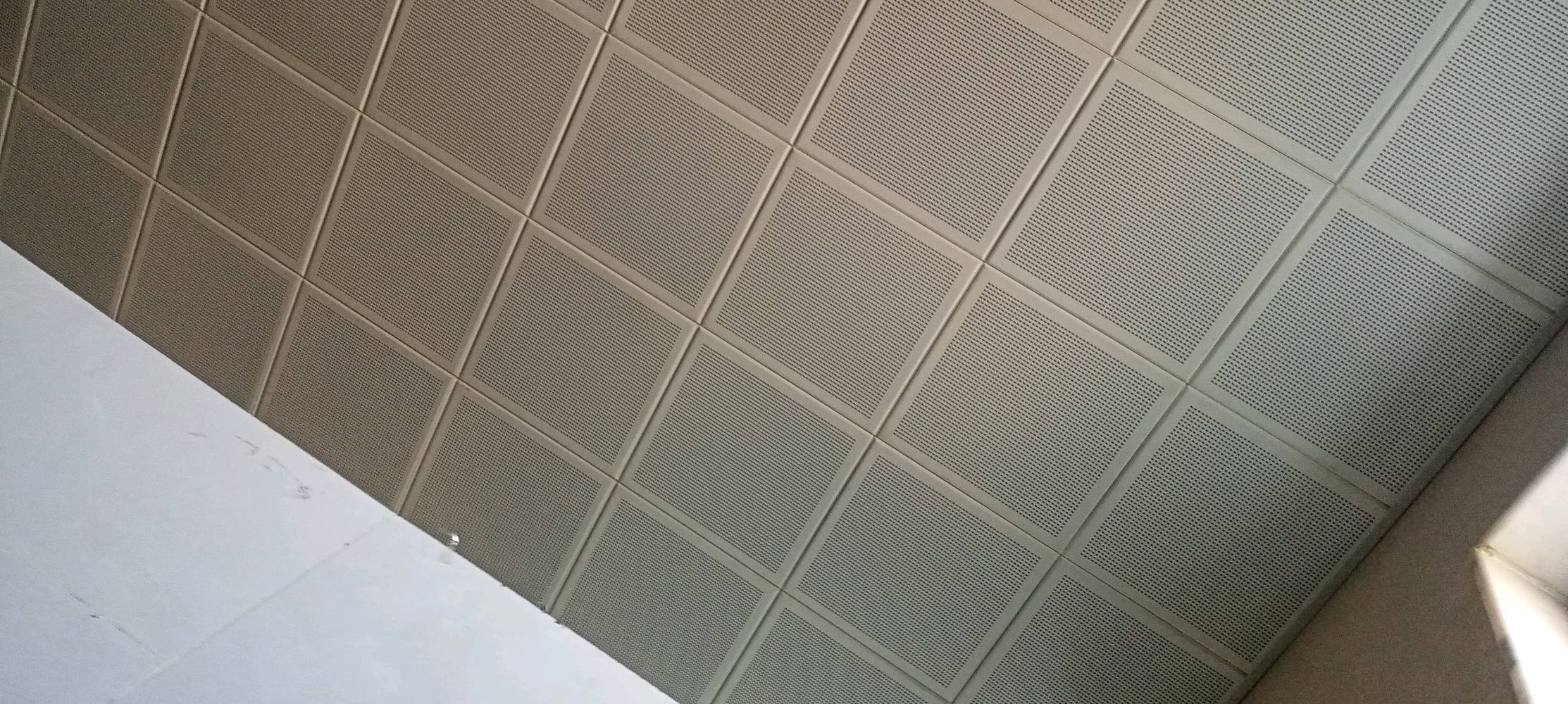 السلام عليكم اني اشتغل جملونات كريستو وعمل او بس عمل والاضافه نشتغل ديكورات جبسون بورد بوردكس سقوف ثانويه ديكورات مغربيه