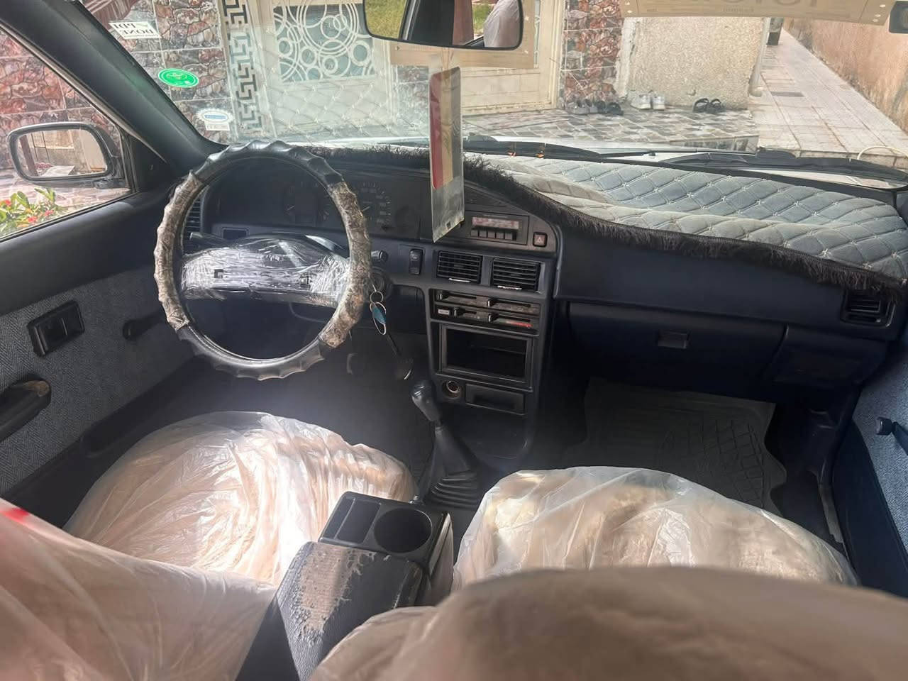 كورلا ١٩٩٠
يسرى بلاد 
مكفوله من الصبغ وتبديل 
تبرد ثلج 
كير شرط
مكينه شرط 
صدر جديد
تخم تاير
كهربائيات كلها شغاله 
سنويه ٢٠٣٠
***********
