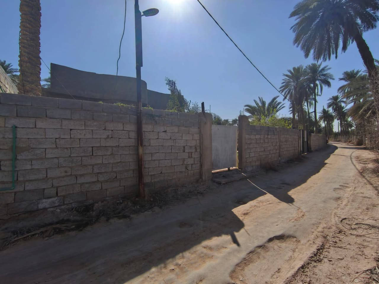 دونم للبيع طابو زراعي عثماني اسود سند 25 وبي بيت مساحة البنيان 250 متكون من ثلاث غرف  وصاله واستقبال ومطبخ وصحيات داخليه وخارجيه العنوان الكوفه قريب على شاليهات ويبعد عن جسر العيسى كيلو ونص 
السعر 250م. وقابل للتفاوض للمراسله ***********
