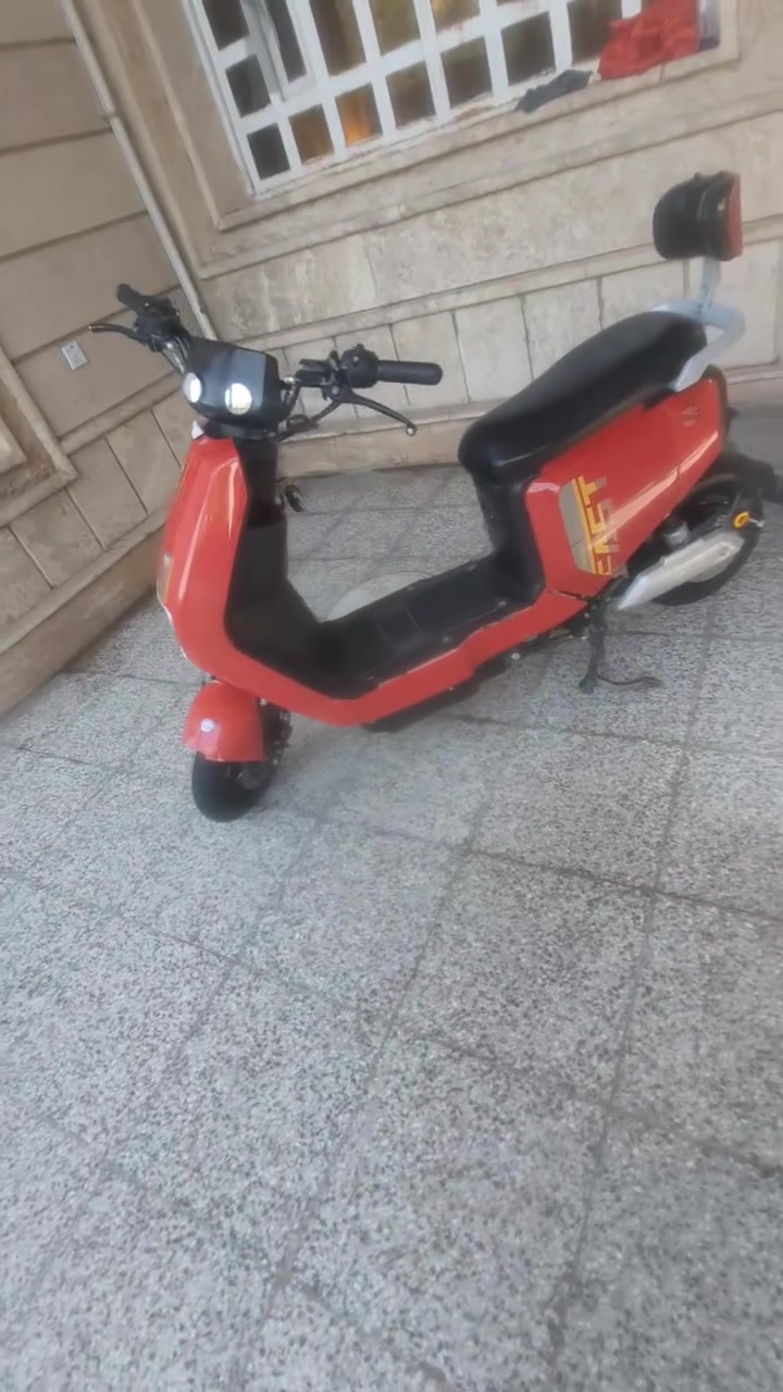 سلام وعليكم درجه نوع F6سبوره 
اربعا بطاريات 20امبير 48فولت 
بريكات هدروليك 
دبلاه المامي دهن والخلفي غاز 
بيها مساحته تخزين حلوه 
بيها قاطع دوره 
بيها مساعد سكليتر 
ليت علي ناصي رماش 
اشاره يمنه اشاره يسره 
كشن مريح 
سعر الدرجه 550الف بيها مجال 
درجه صارلها 3شهور
***********
