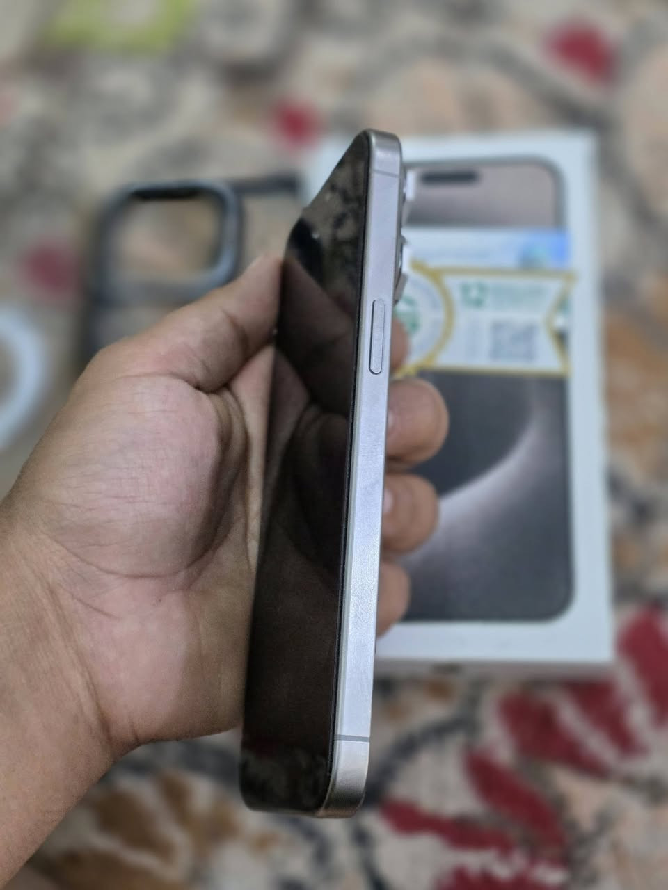 السلام عليكم ايفون 15 برو ماكس 

(دبل سيم كارت)  بطاريه 89 جهاز مكفول من شخط علا وضع شركه تجي تاخذه من باب البيت 
نضافته 100/100 معه كامل ملحقاته سعره مليون 75
 مكاني كربلاء حي الغدير  ***********
