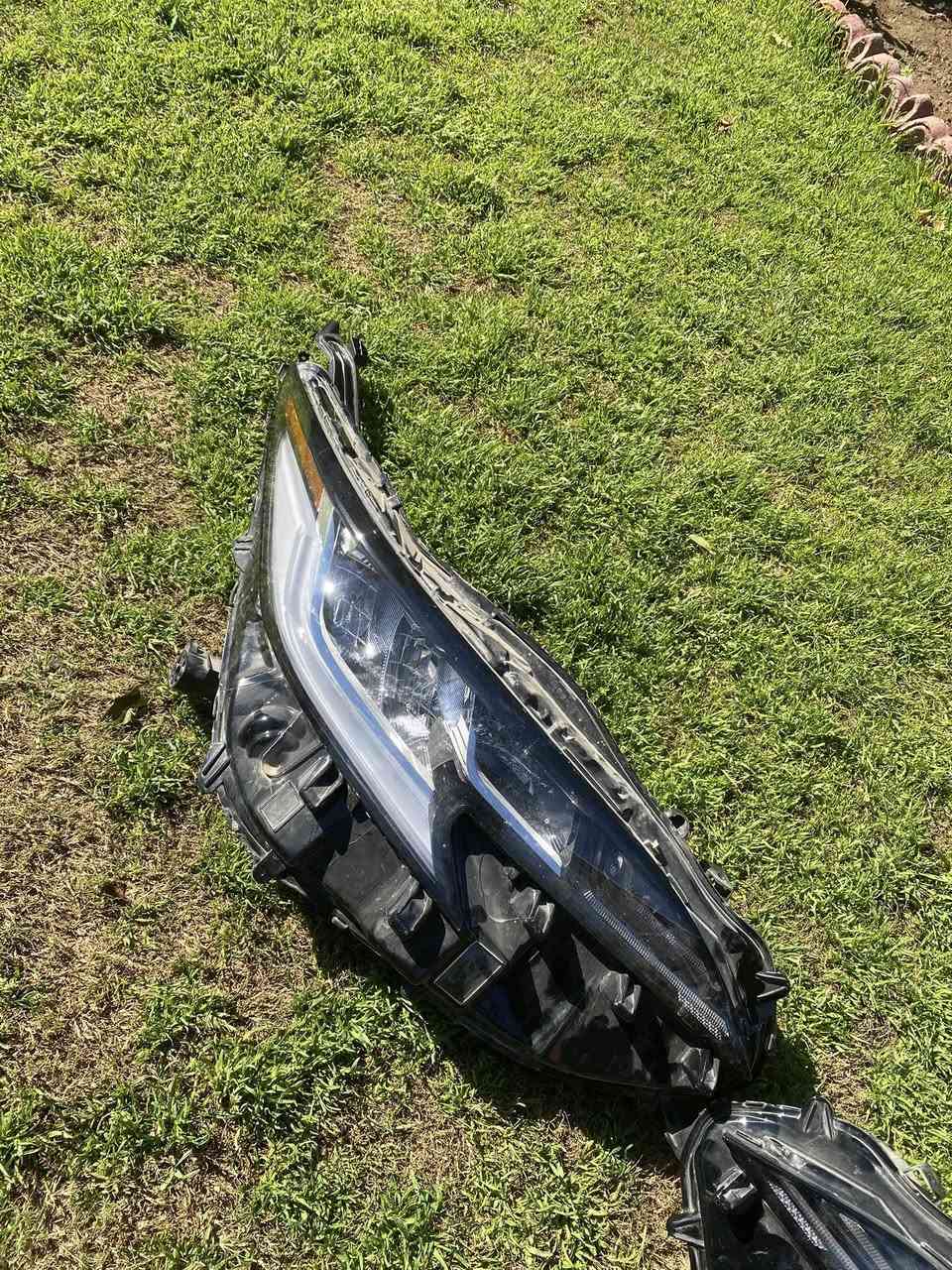 زوج لايتات سينا تجاري جديد كلشي مابي شرط الفحص يرهم Le xle سعر الزوج 250$وبيه مجال 
لاستفسار ***********
