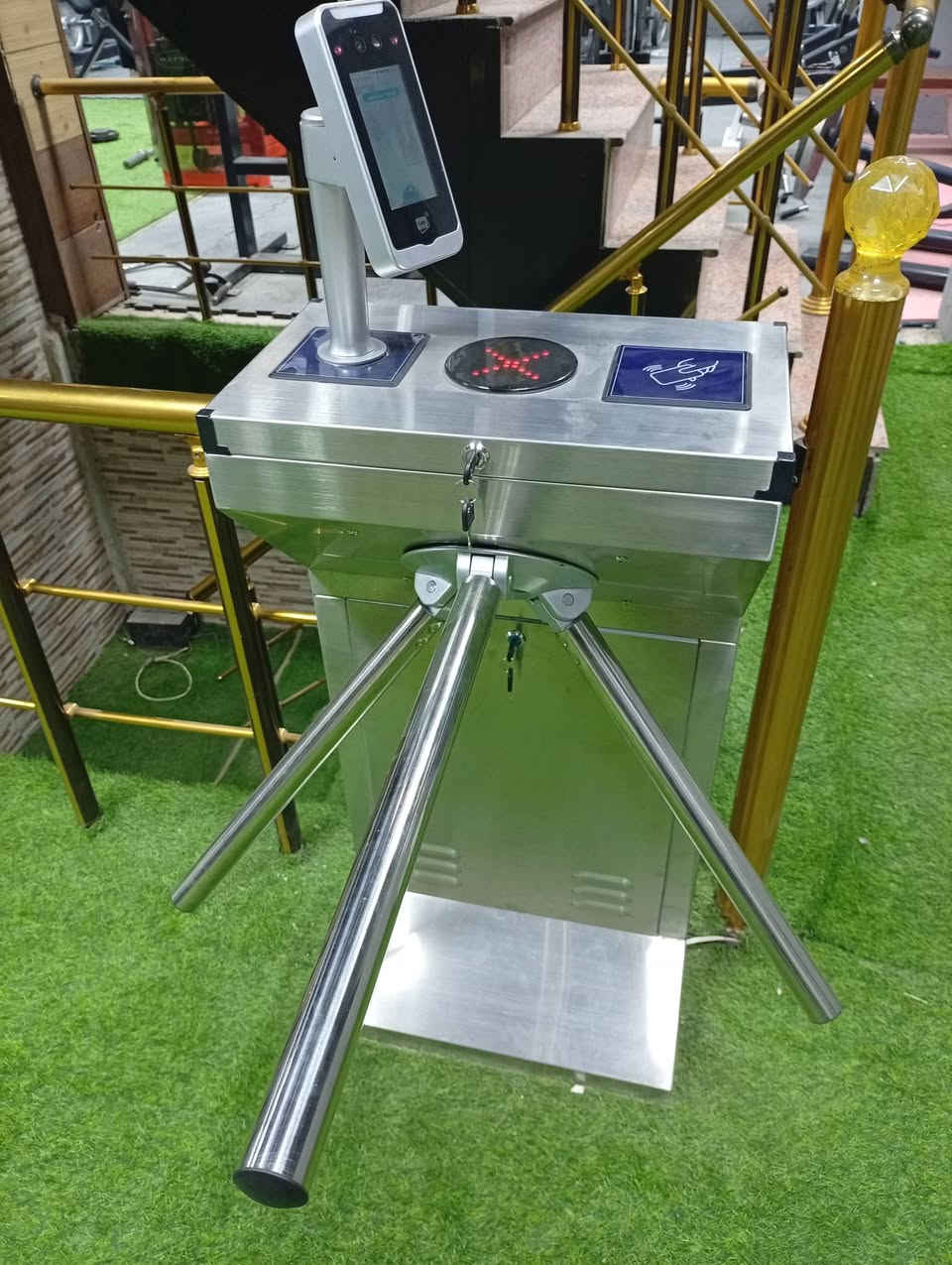 السلام عليكم كباتن بوابه الكترونيه جديده ماخذهه بمليون و300 اريدهه بمليون و100 للاتصال ***********
