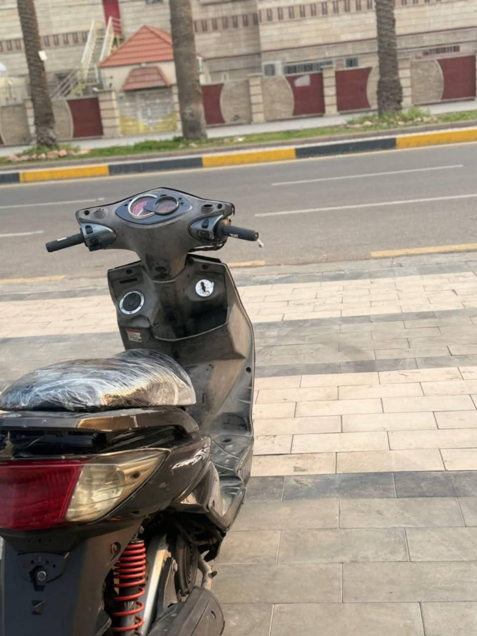 للبيع دراجه سكنس فحل مال رمبه  نوزل خطين ماشيه ١٦الف حقيقي كفراته اصليه  محرك بلادي برغي مملعوب بيه كهربائيات كلها شغاله وراقها كامله أوي نقص مابيها السعر (٧٥٠》الف العنوان بغداد الكرخ الاتصال على الرقم ***********
