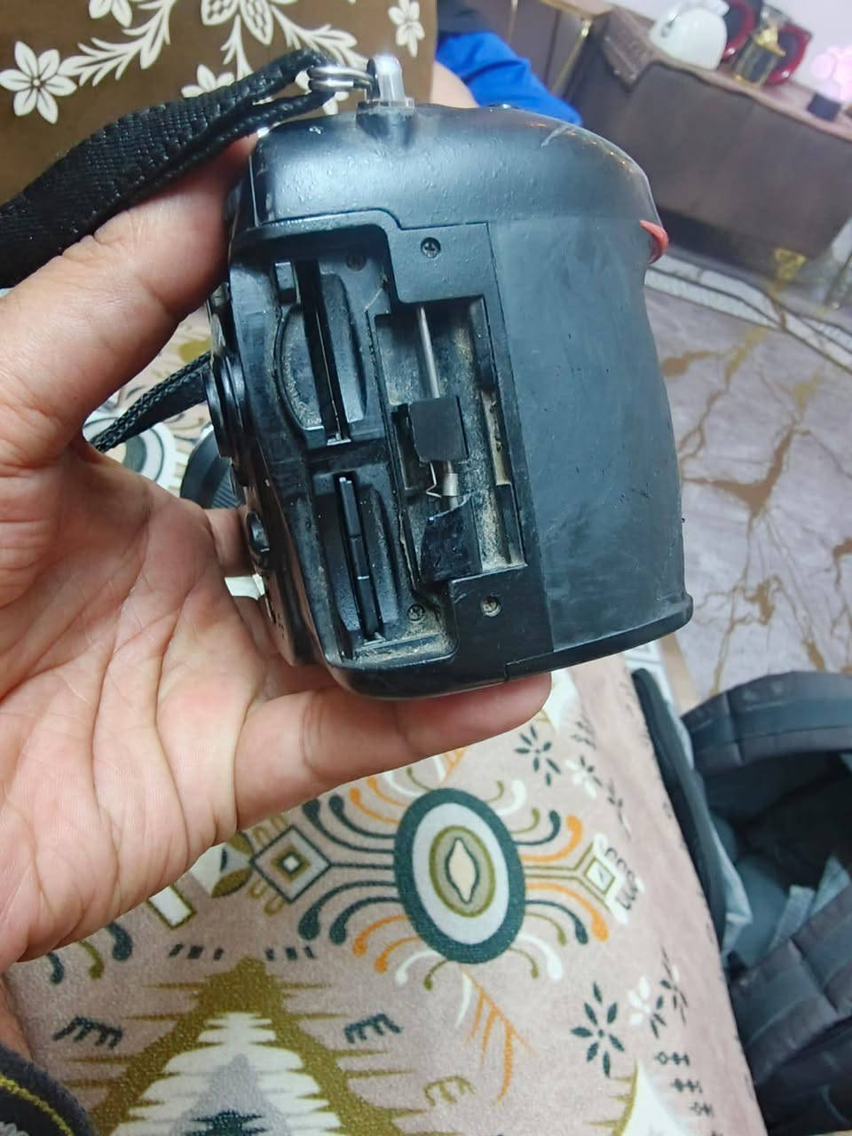السلام عليكم
مكلف بالنشر 
للبيع كامرتين نيكون عدد2
وحدة D7000 نضيفه بس الشتر عاطل 
والثانية D7100  شغاله طبيعي 
الملحقات عدسة 70.300
18.105
رام لكسر 32
جنطة كامرة 
السعر الكلي 500
رقم صاحب الكامرة 
عمار
‏‪***********‬‏
