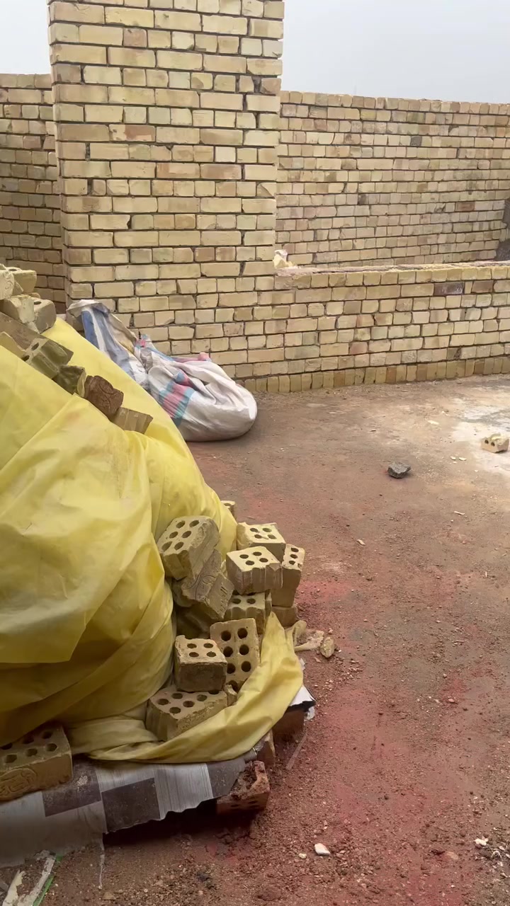 بيت لبيع مساحة 113متر   عنوان حي طارق بين  وسط وشيشان على سده بداية شارع وسط   سعره  60 قفل  رقم ***********
