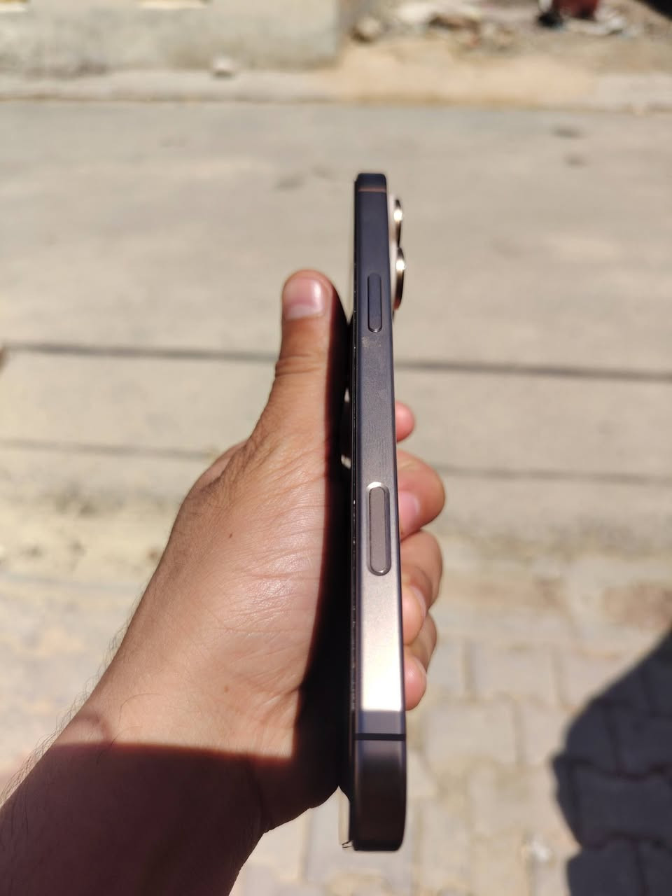 سلام عليكم  للبيع ايفون 16 برو ماكس وتر بطاريه 87 مشحون 325 مره جهاز مكفول كفاله عامه سعره مليون و300 كامل ملحقات  لتواصل على الرقم ***********
