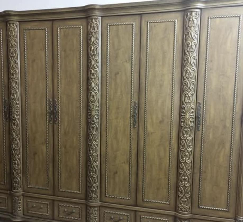 التخم والطبلات والفاترينا ٨٠٠ وبيها مجال الكاونتر٣٥٠الغرفة٣٠٠  رقم ***********
