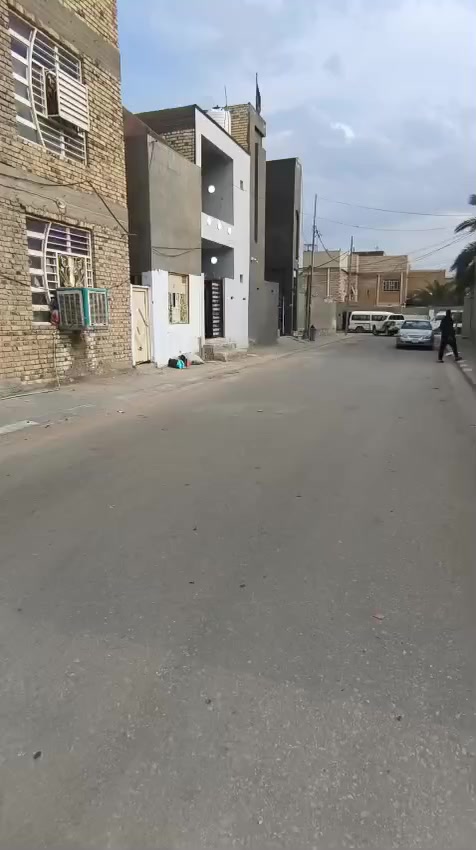 السلام عليكم 
دار 100متر طابق ونص 
حي المكر مة منطقة 8الاف
سعر جدا مناسب
لاستفسار مراجعة مكتب الدار الجديد تقاطع هنديه قرب البريد ***********
